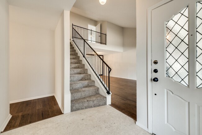 Building Photo - Overton Park Duplex!