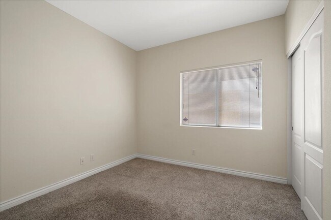 Building Photo - Spacious 4 Bd, 3 bth with in Summerlin with Beautiful Backyard and Bonus Space