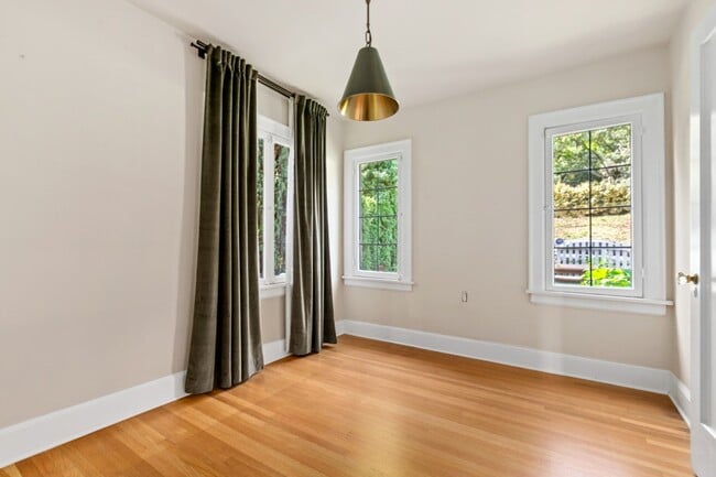 Building Photo - 4Bd/1.75Ba Seattle House