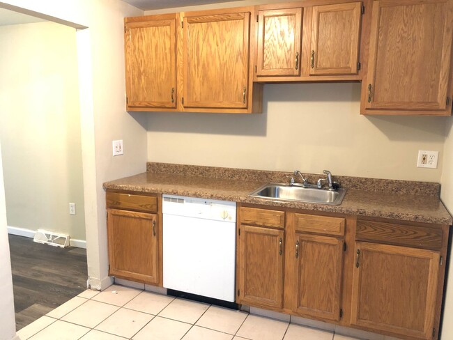 Building Photo - 2 BED 1.5 BATH CONDO IN WARRENSVILLE HEIGHTS!