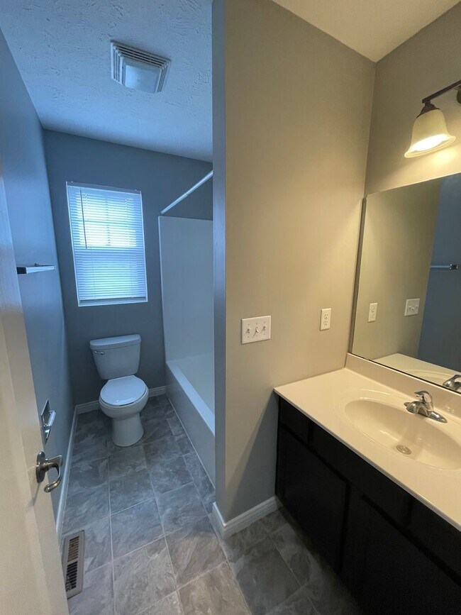 Building Photo - 3 Bedroom Single Family Home