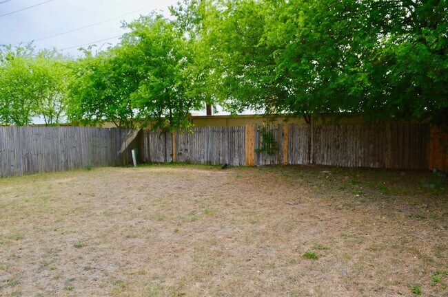 Building Photo - Beautiful 2 bed 2 bath with new flooring a...