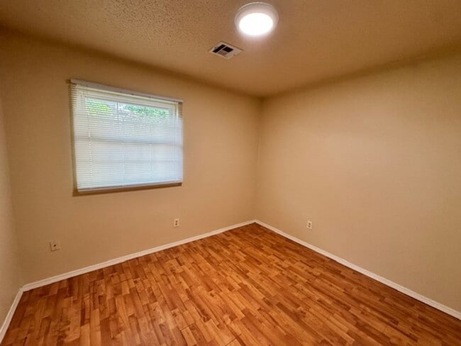 Building Photo - Beautifully updated, 3 bed 2 bath home in Moore, ready for move in! New granite, paint and fixtures!