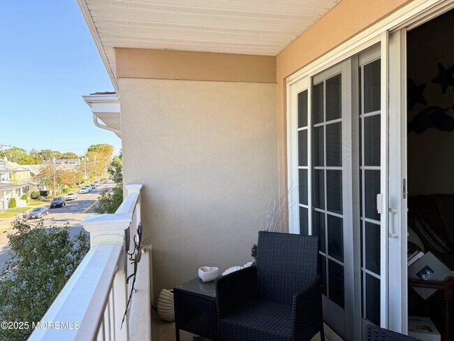 Building Photo - 2 Main St