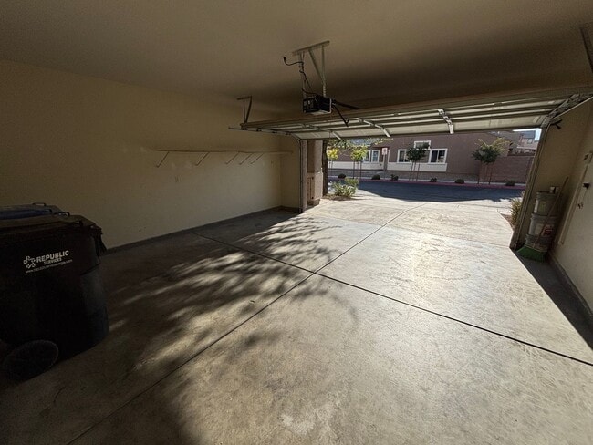 Building Photo - Spacious 4BED/3BATH Home Located in North Las Vegas Enjoy Rent-Free Holidays!