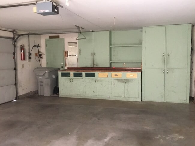 Building Photo - Super Cute..1607 sq. ft 3 Bedroom, 2.5 bat...