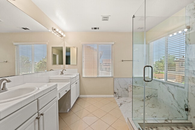 Building Photo - Ideal for Large Families – 6BR/4BA Eastval...