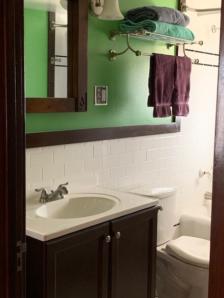 One bathroom with shower and tub - 412 Carlisle Blvd NE