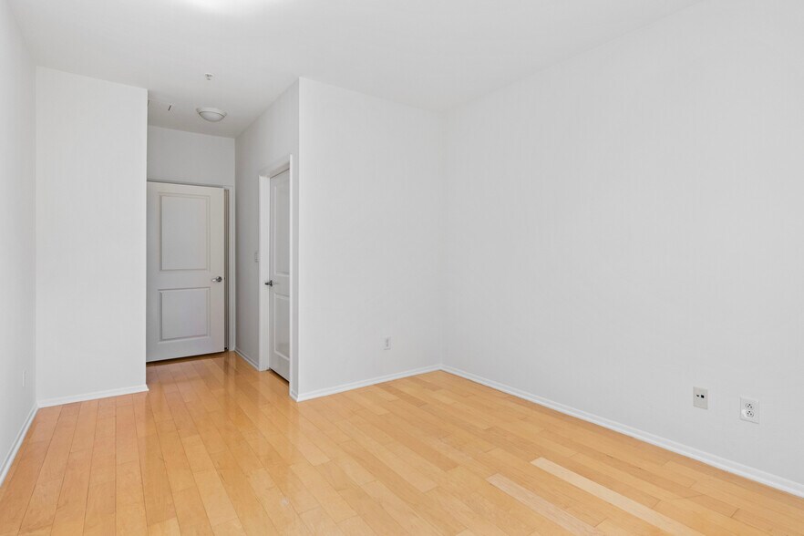 Building Photo - 6400 Crescent Park E