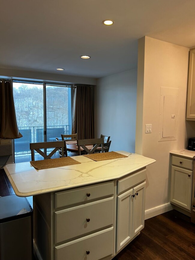 Building Photo - Beautiful Fifteenth floor Furnished one Bedroom with Views