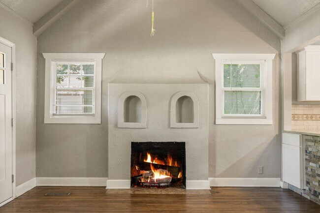 Building Photo - **CHARMING TULSA HOME FOR RENT — ONLY $1,300/MONTH!**
