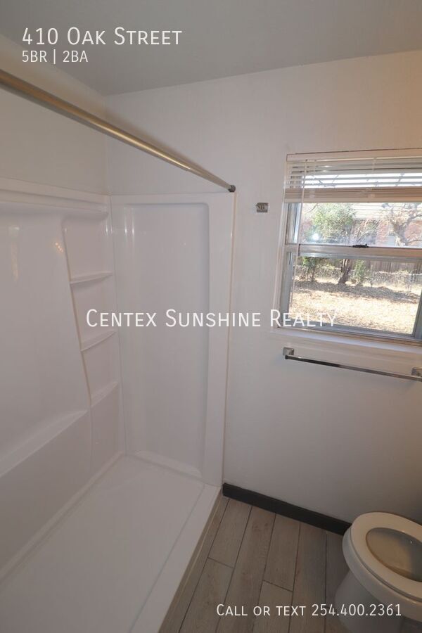 Building Photo - 410 Oak St