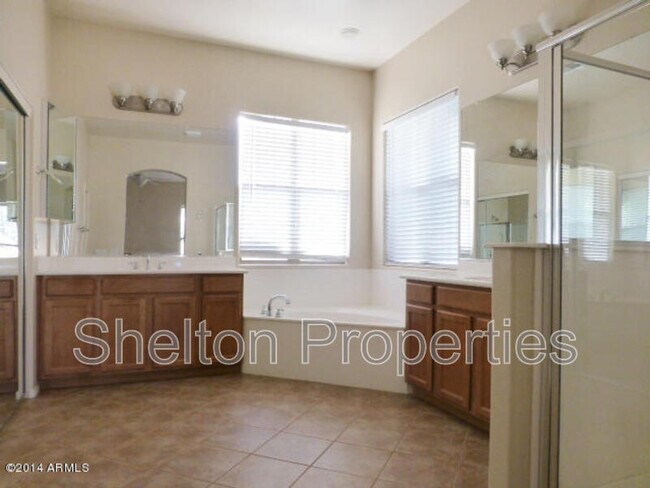 Building Photo - 20653 W Grandview Dr