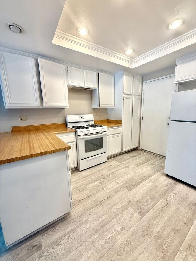 Building Photo - Beautiful 3 bedroom, 3 bath condo in Grand...