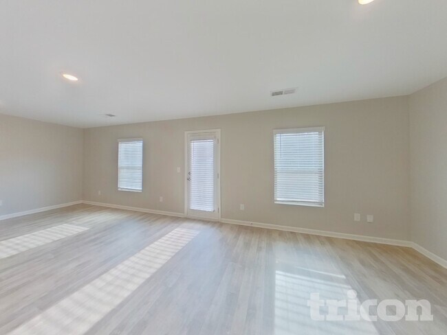 Building Photo - 927 Equine Dr