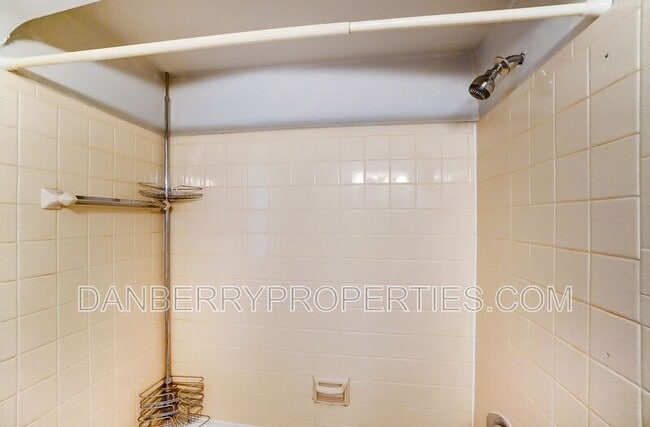 Building Photo - 915 Independence Rd