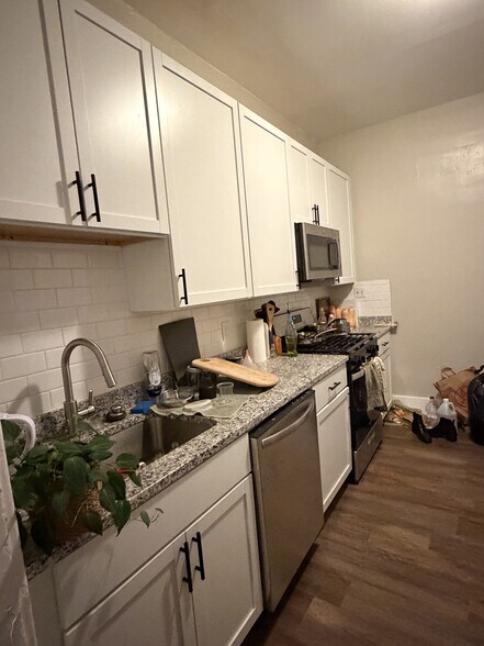 Building Photo - 172 W 8th Ave