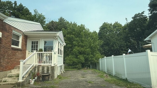 Building Photo - 3 Elm St