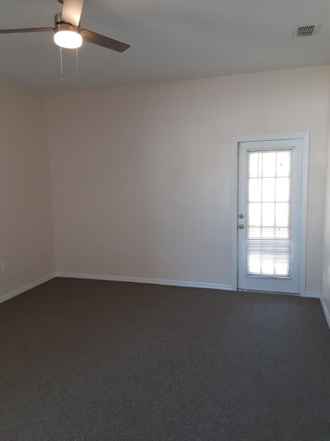 Building Photo - Move In Special