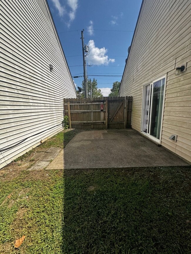 Building Photo - Month-to-Month Lease Available – 2 Bed / 1...