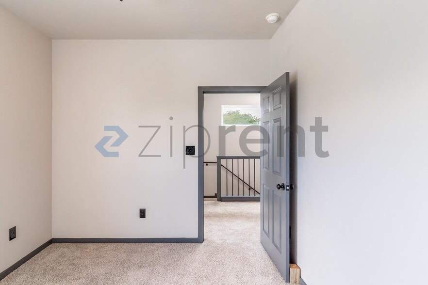 Building Photo - Unit A