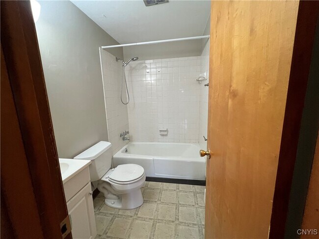 Building Photo - 120 Hasbrouck St