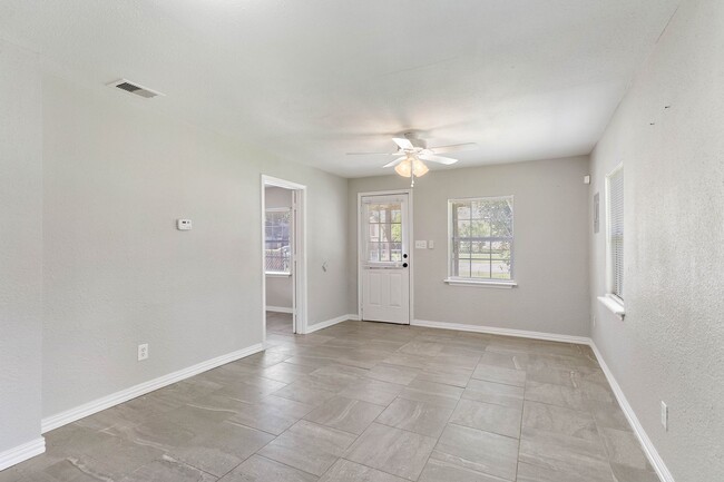 Building Photo - Cute! Cute! Cute! 2 Bedroom 1 Bath Home wi...