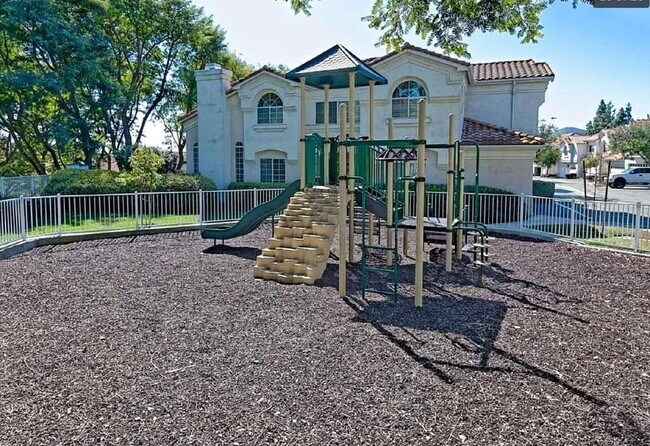 Building Photo - $4,000 - 4 Bed / 3.5 Bedroom Townhouse in Ambiance Neighborhood of San Marcos