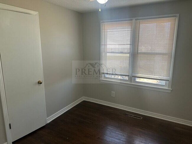 Building Photo - 8205 E 53rd KC MO -3 bed / 1 full bathroom...