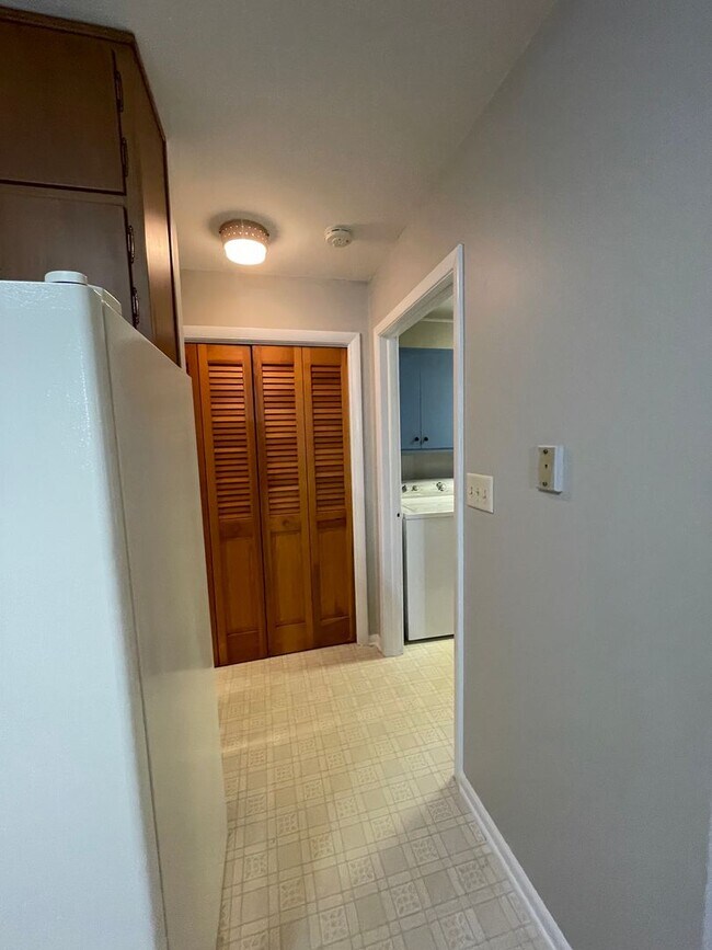 Building Photo - Three Bedroom Single Family Home in the Co...