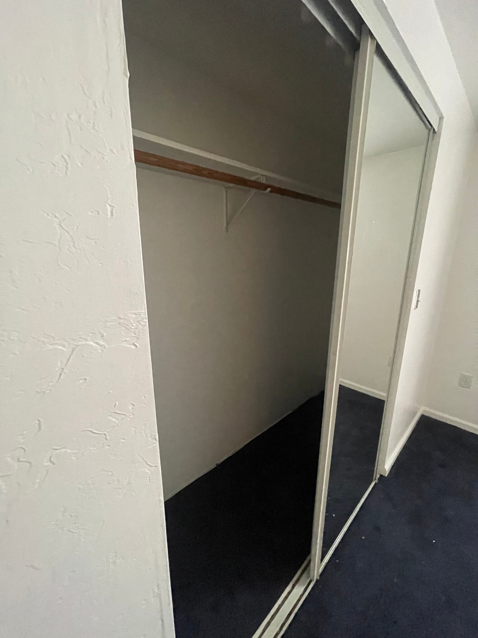 Building Photo - 523 Mitchell Ave