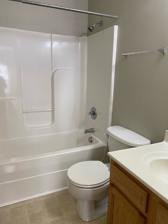 Building Photo - 3 Bedroom, 2 Bath Home - 1204 Huff Dr.