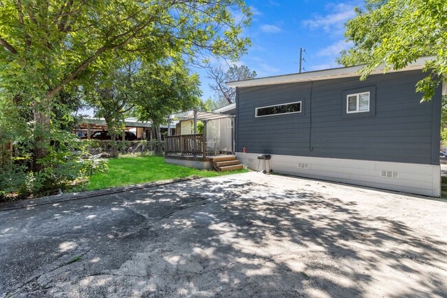 Building Photo - Fully renovated home close to downtown