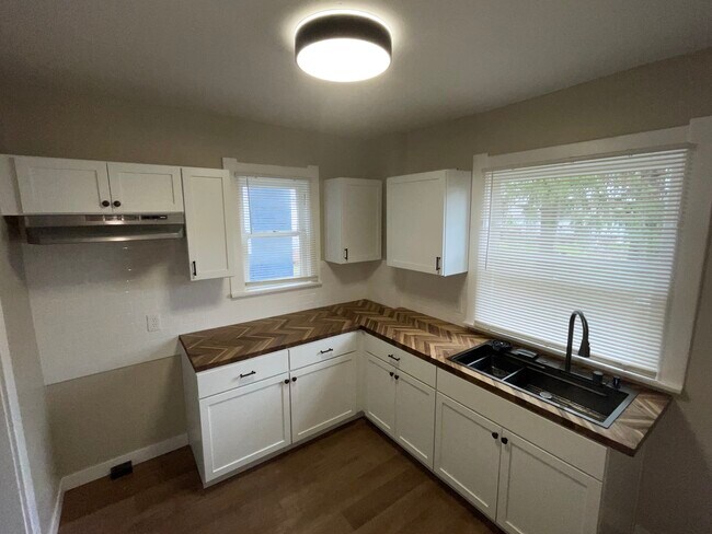 Building Photo - 2322 Upton Ave