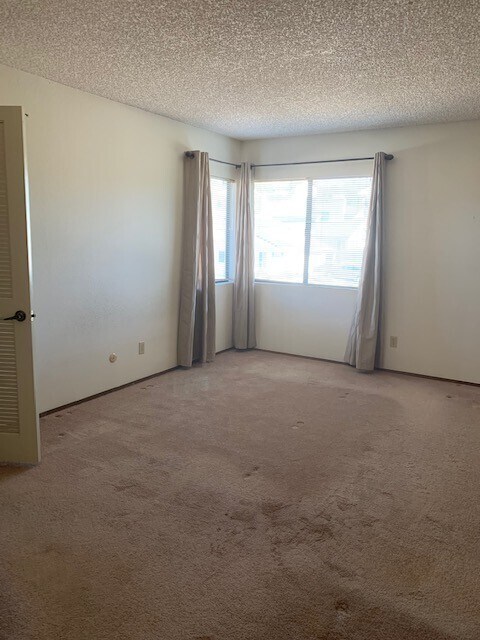 Building Photo - Charming 3 bedroom/2.5 bath Home - Call to schedule an appointment/Repairs in progress - Availabl...