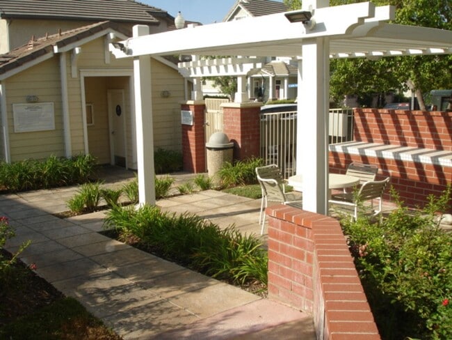 Building Photo - Charming 3-Bedroom Home with Large Loft with a Private Yard & Community Pool in Valencia!