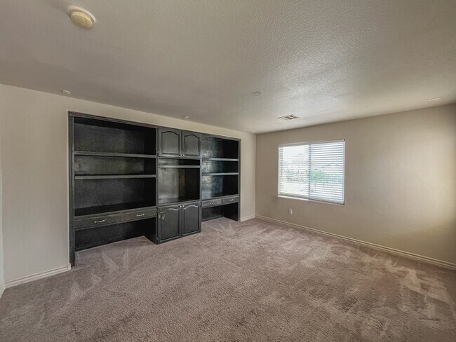 Building Photo - 2156 Summer Home St