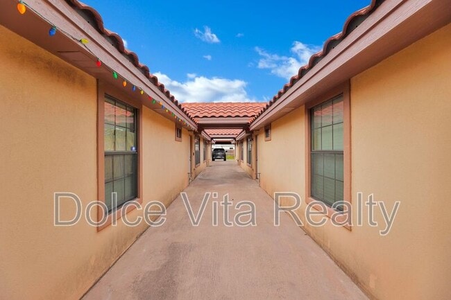 Building Photo - 110 S Ridge Ln