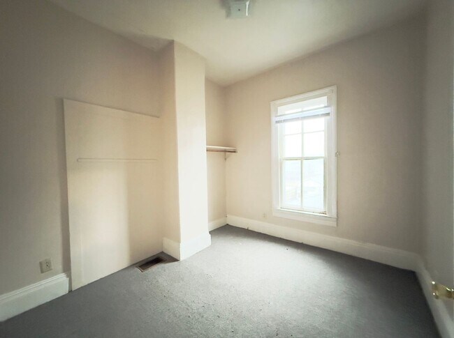 Building Photo - KEE - 909-911 N 10th