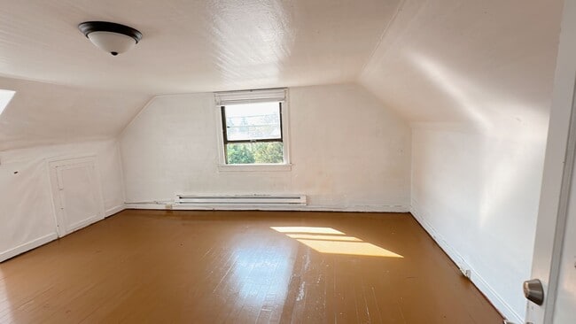 Building Photo - 4 bdrm/1 bath house with garage + large ya...