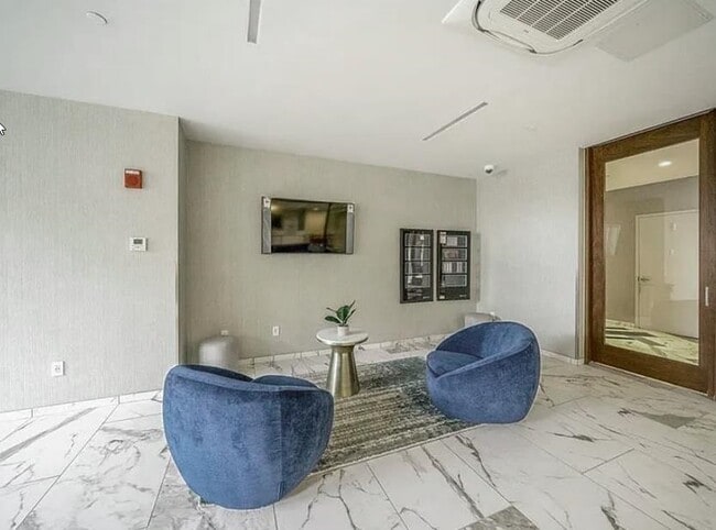 Building Photo - 700 1st St