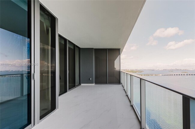 Building Photo - 700 NE 24th St