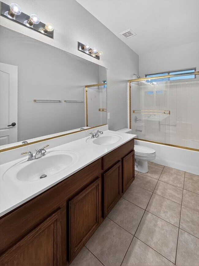 Building Photo - Charming 4 Bedrooms/ 3.5 Bath Home in Desirable Fox Crossing!!