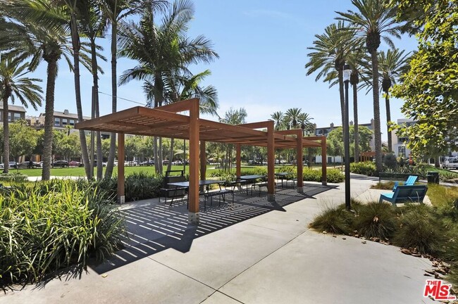 Building Photo - 6241 Crescent Park W