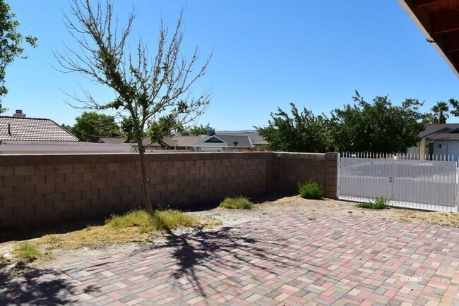 Building Photo - 4 bed 3 bath