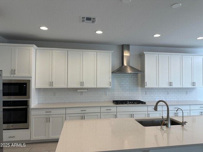 Building Photo - 40562 W Michaels Dr