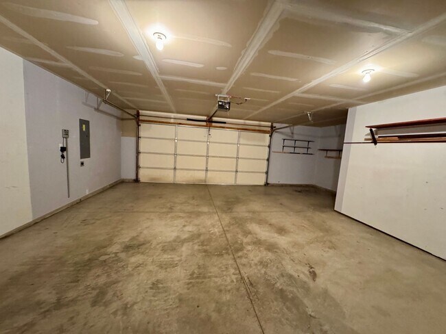 Building Photo - 2-Bed Home with Bonus Room & Large 2-Car Garage in Coeur d’Alene