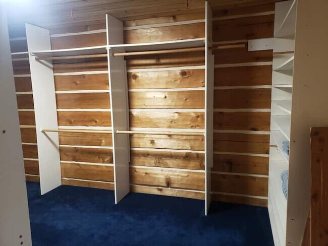 Building Photo - Log Home with close public lake access - A...