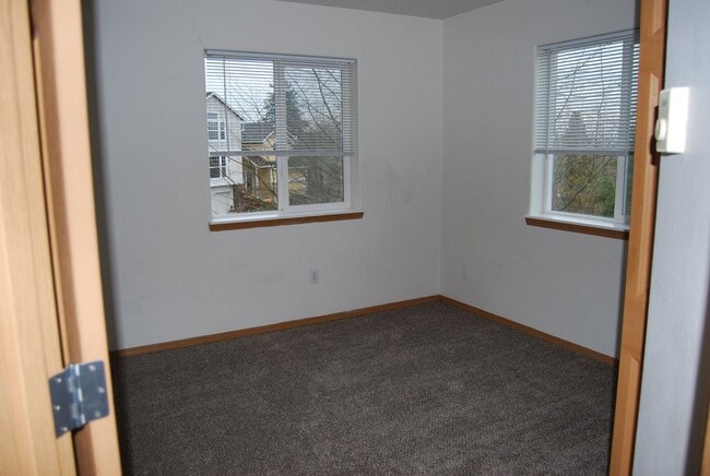 Building Photo - 3 Bedroom Town Home Gresham