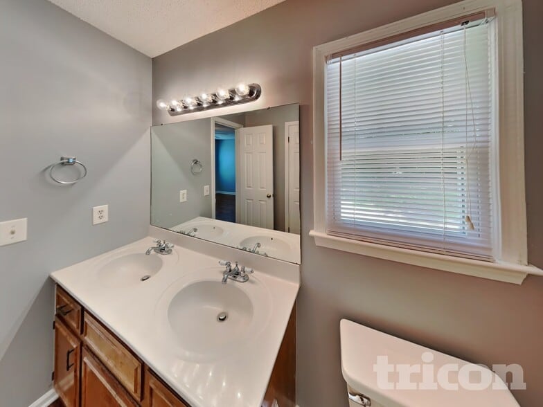 Building Photo - 21 Winslow Ct